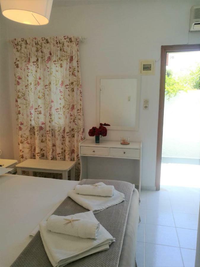 Andreas And Petrinela Rooms Triovasálos Екстериор снимка